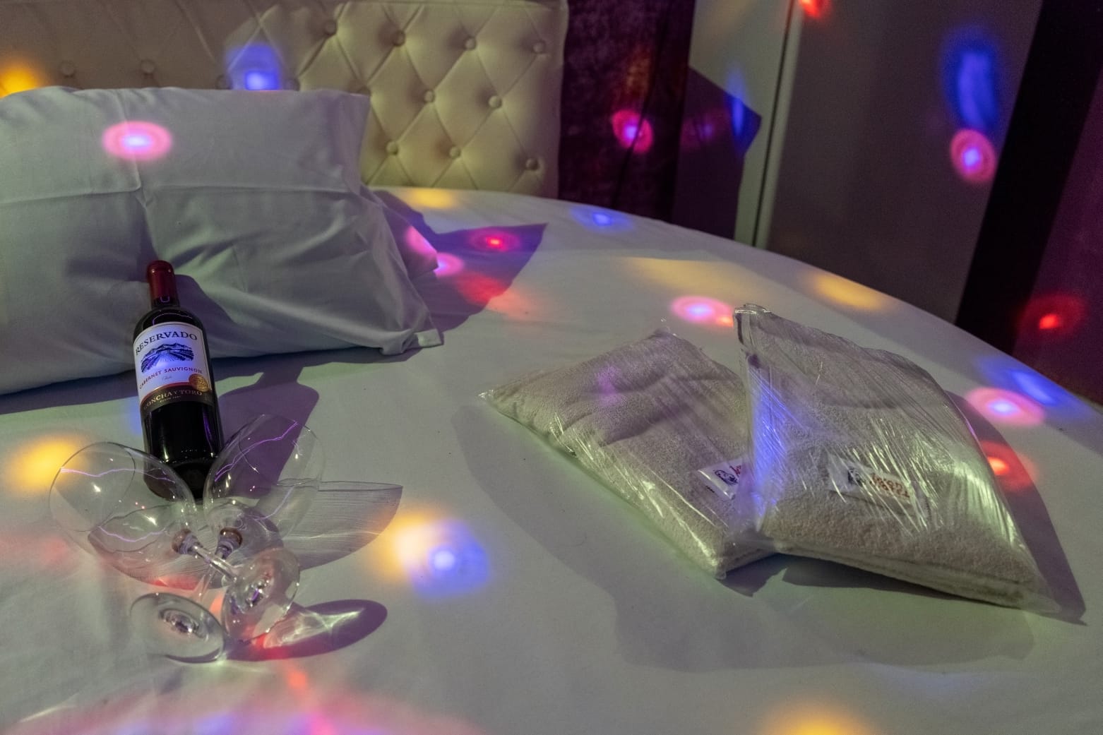 Um encontro a dois — fotografia de suíte do Motel Lyon
